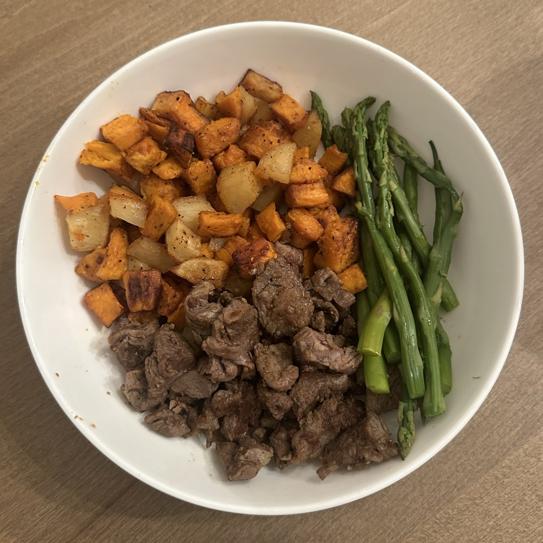 Steak potatoes and asparagus